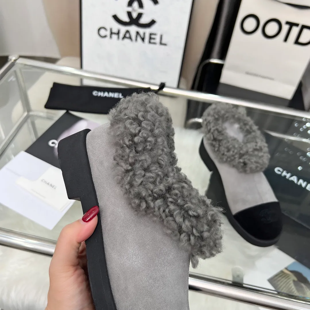 👟👟Ex-factory price 540👟👟 High version of Chanel CHANEL, 🌞🌞🌞Xiaoxiang’s latest 2025 autumn and winter short boots, a must-have item for this autumn and winter season! ! Ms. Chanel loves simple yet irresistible combinations to show her unique style. Mix and match freely to shine⚡Follow Grandma’s fashion steps! ! ! The top-notch craftsmanship and texture are perfectly presented. No matter any details, you can compare them with the counters. The best quality products can be entered and exited from the counters at will! ! ❶Material: imported cowhide/cow suede/wool ❷Lining: sheepskin lining ❸Feet: sheepskin ❹Outsole: original molded sole ❺Heel height: 3cm ❻Number of yards: 35-40 (40 and 41 are customized and non-refundable)